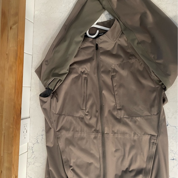 Under Armour mens lightweight coat. - Picture 9 of 12